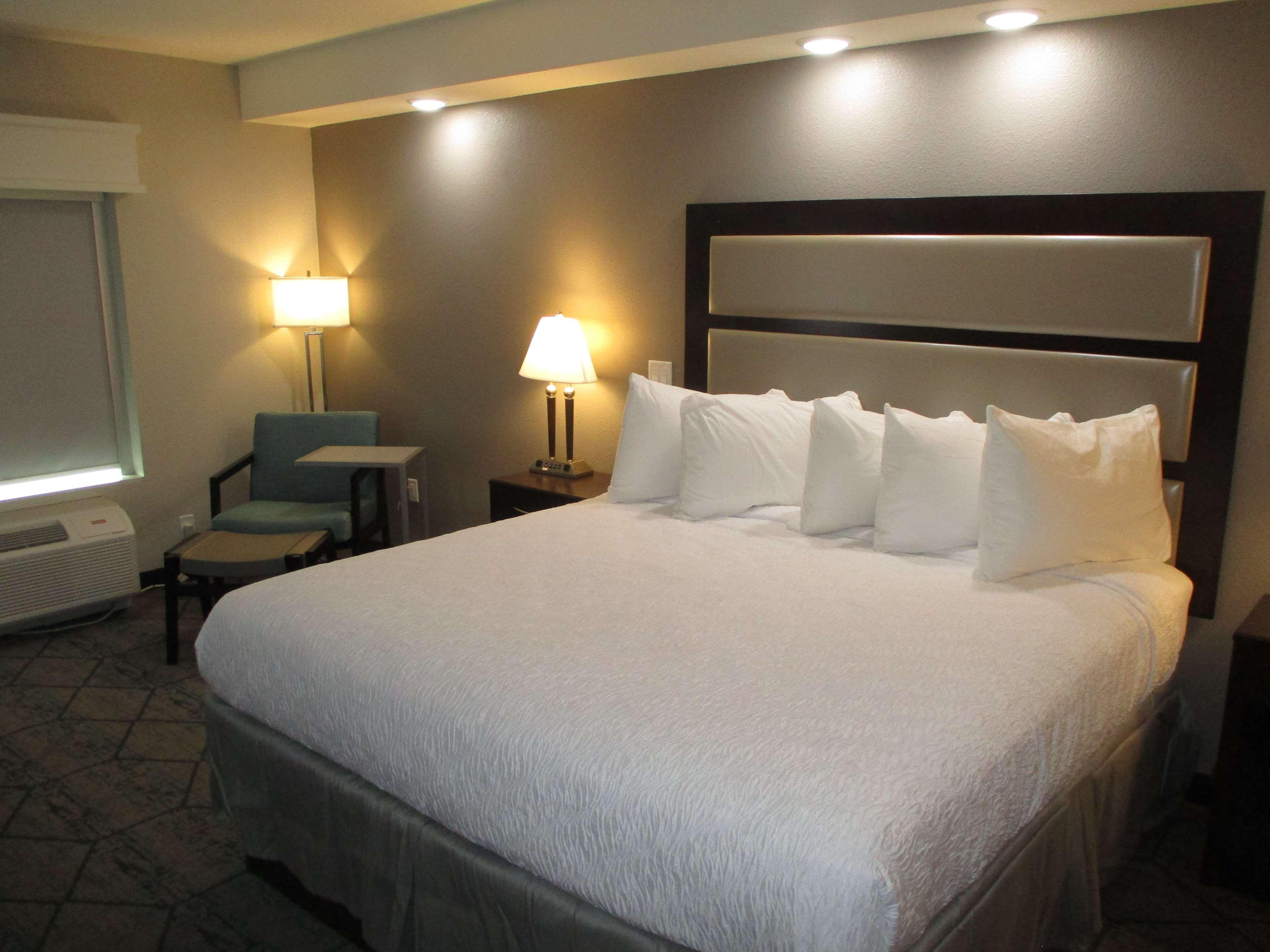 Best Western Plus Mcpherson Екстериор снимка